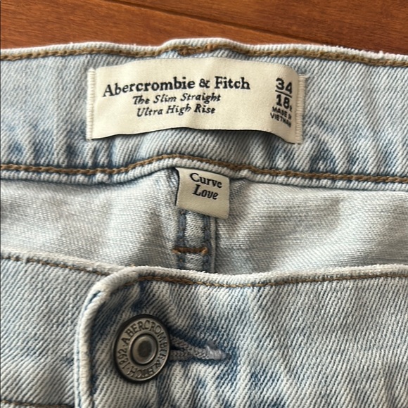 Abercrombie & Fitch Light Wash Split Hem Denim - Picture 4 of 6